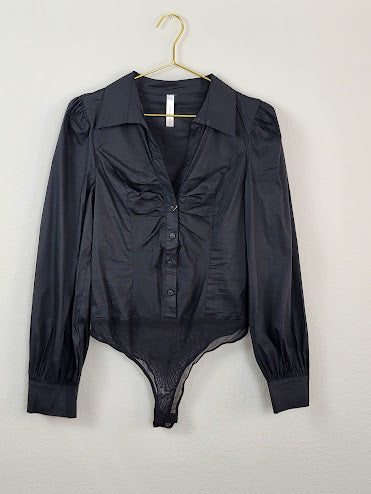 Blusa negra de manga larga con cuerpo