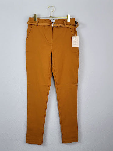 Pantalones mostaza con cinturón