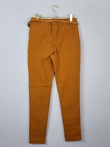 Pantalones mostaza con cinturón