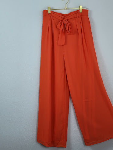 Pantalones anchos de color naranja