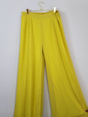 Pantalones anchos de color amarillo lima