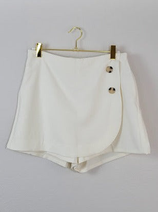Falda corta color blanco roto