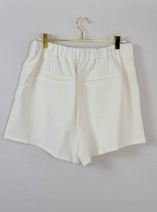 Falda corta color blanco roto