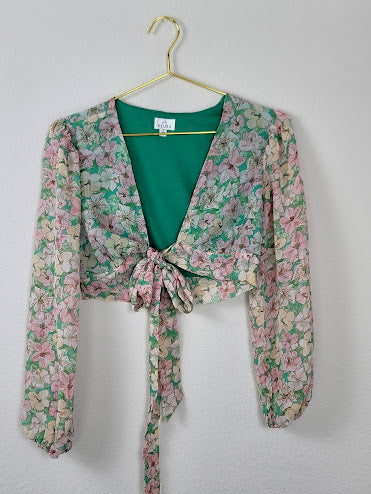 Conjunto de blusa y pantalones cortos con estampado floral verde