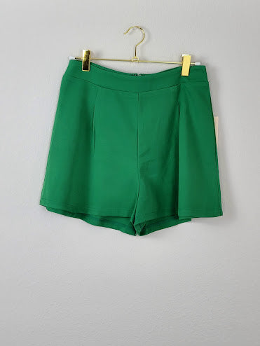 Conjunto de blusa y pantalones cortos con estampado floral verde