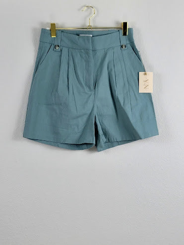 Pantalones cortos plisados de color verde menta