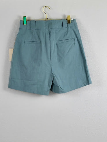 Pantalones cortos plisados de color verde menta