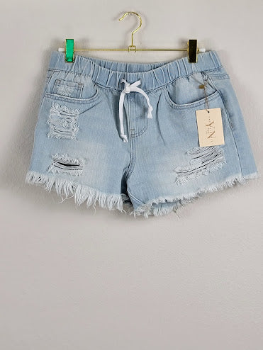 Pantalones cortos de mezclilla desgastados con lavado claro