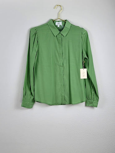 Camisa verde de manga larga con botones