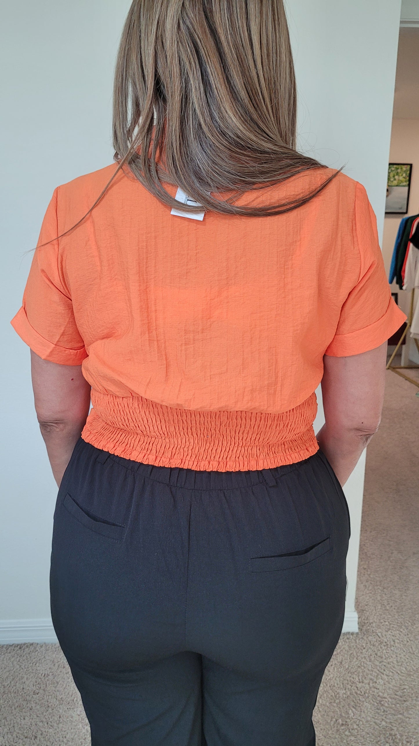 TOP DE MANGA CORTA CON BOTONES SÓLIDOS, DELANTERO Y ESPALDA CON TORSIÓN