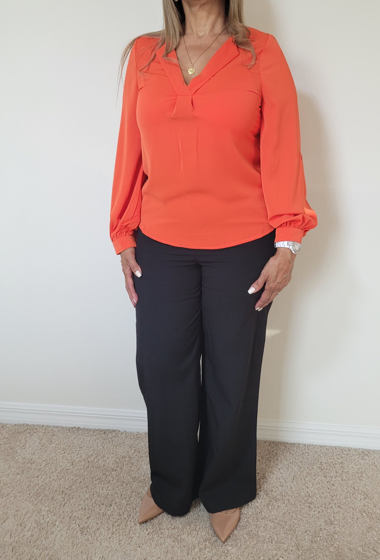 BLUSA DE MANGA LARGA ENROLLADA CON CUELLO EN V LISO