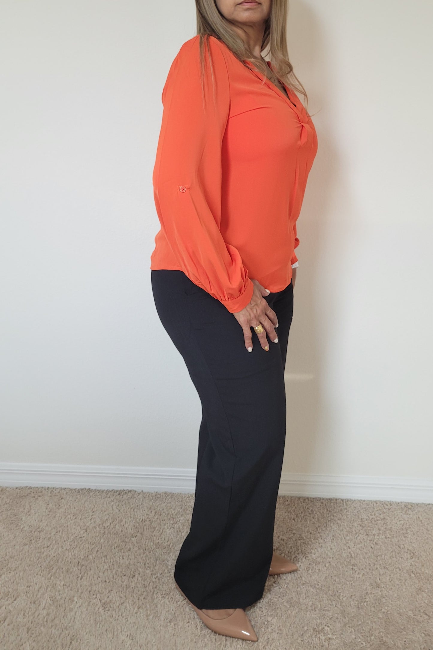 BLUSA DE MANGA LARGA ENROLLADA CON CUELLO EN V LISO