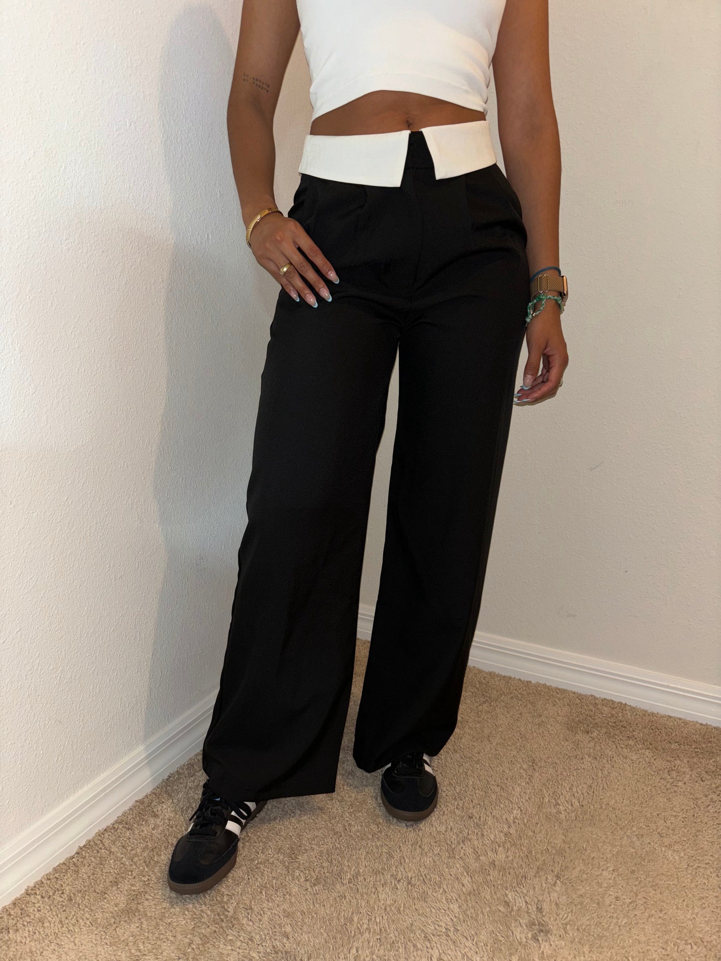 PANTALÓN NEGRO DE COSTURA CON PLEGADO