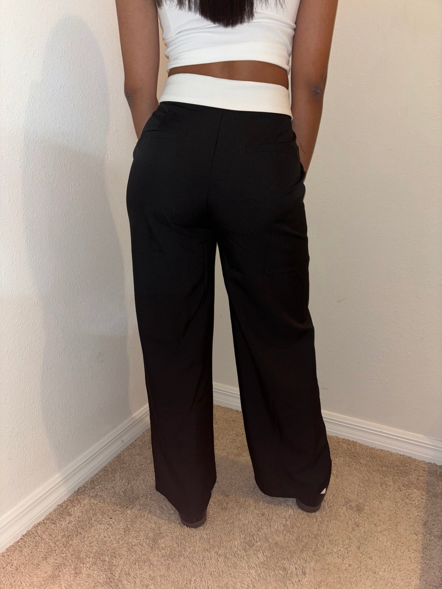 PANTALÓN NEGRO DE COSTURA CON PLEGADO