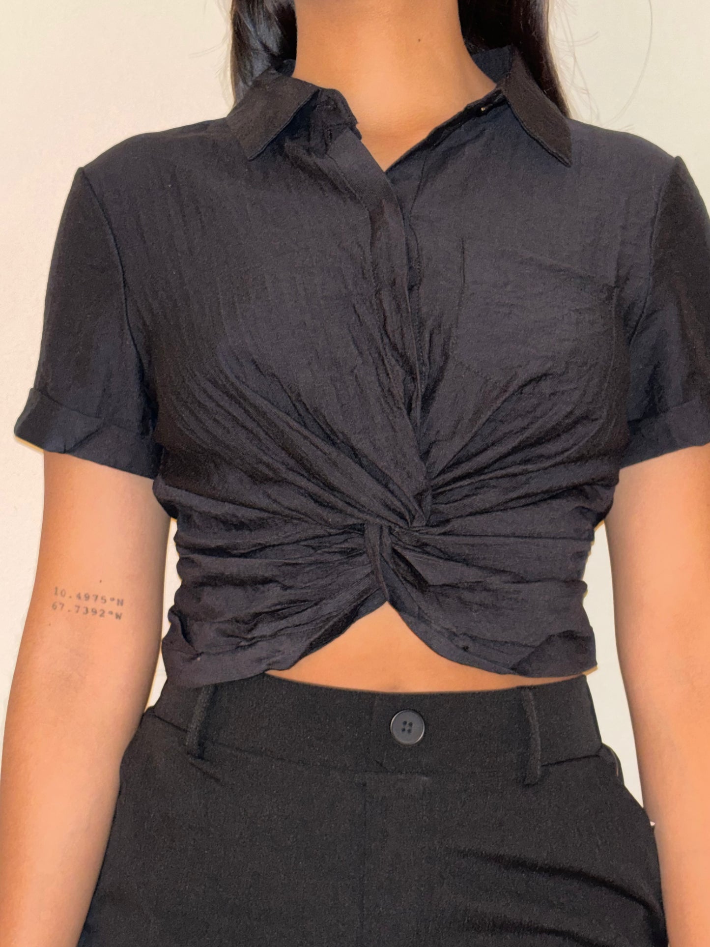 TOP DE MANGA CORTA CON BOTONES SÓLIDOS, DELANTERO Y ESPALDA CON TORSIÓN