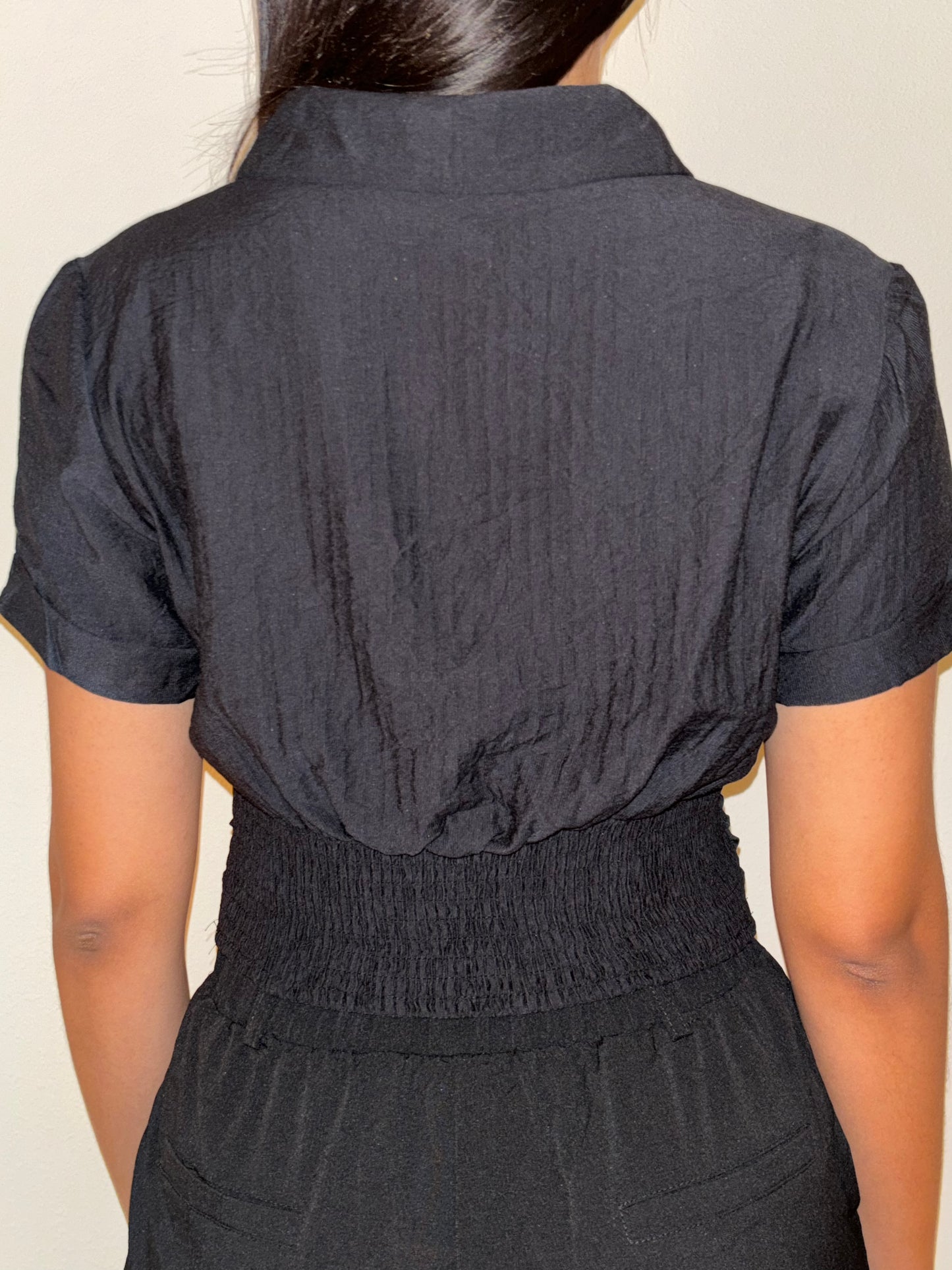 TOP DE MANGA CORTA CON BOTONES SÓLIDOS, DELANTERO Y ESPALDA CON TORSIÓN