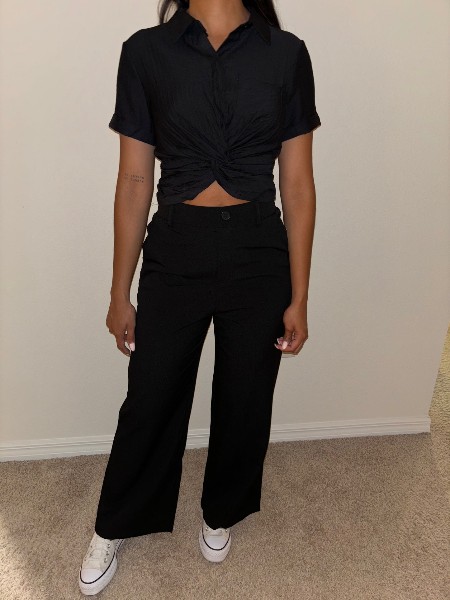 TOP DE MANGA CORTA CON BOTONES SÓLIDOS, DELANTERO Y ESPALDA CON TORSIÓN