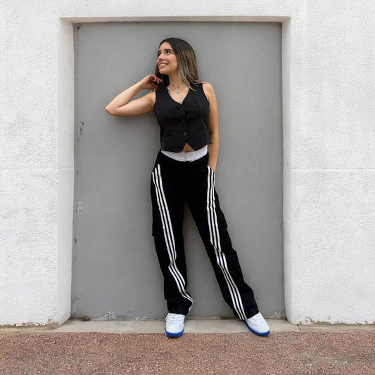 PANTALONES CON DETALLES DE PARCHE LATERALES Y RAYAS EN CONTRASTE