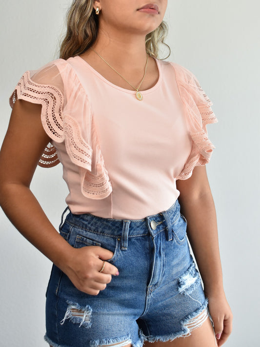 Blusa de encaje rosa con mangas con volantes