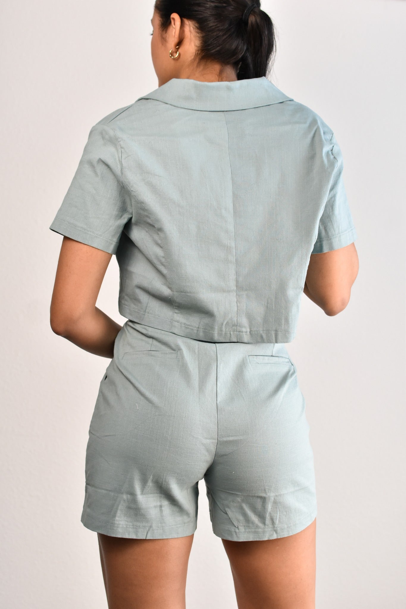Pantalones cortos plisados de color verde menta