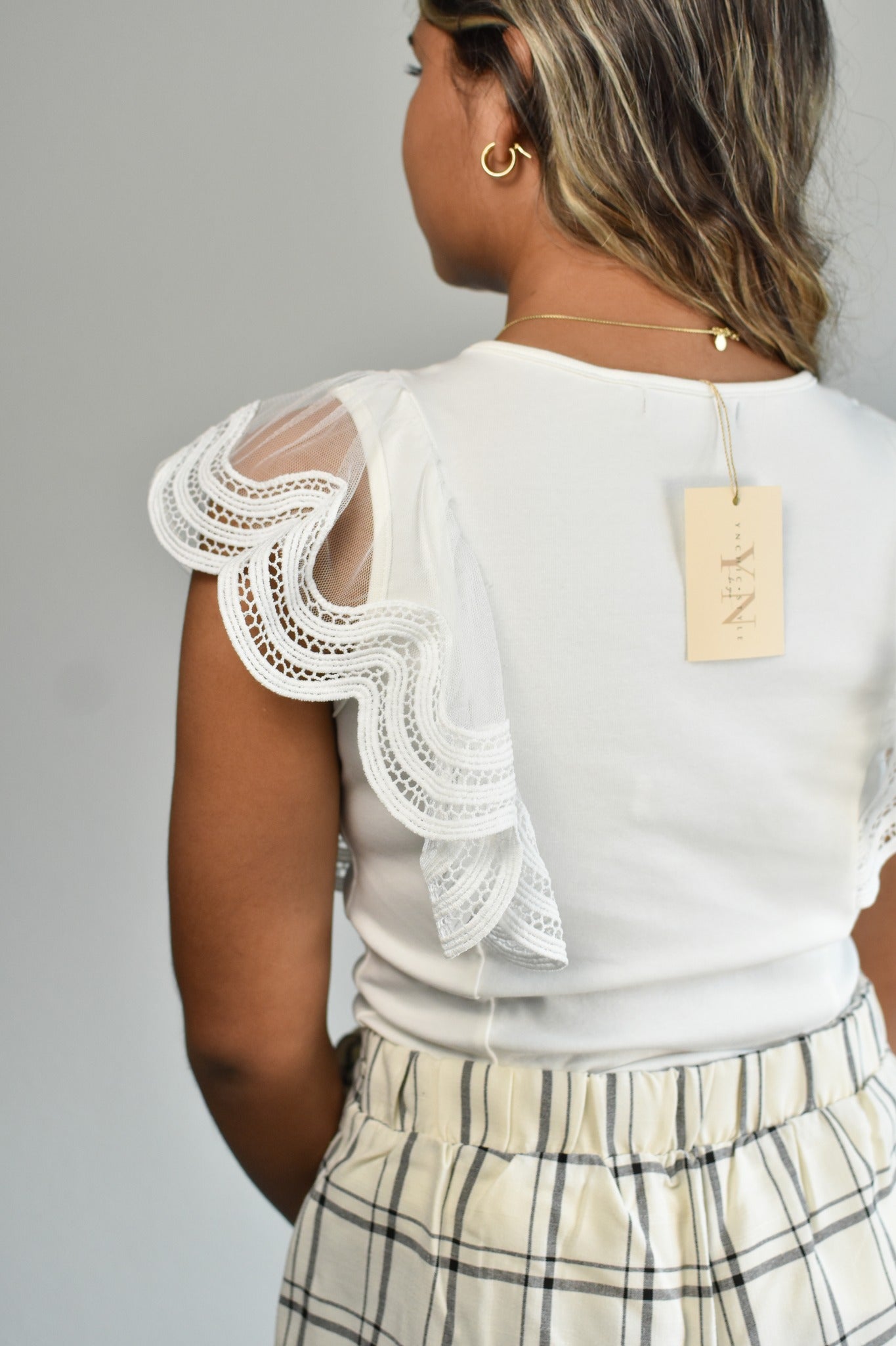 Blusa blanca con mangas de encaje