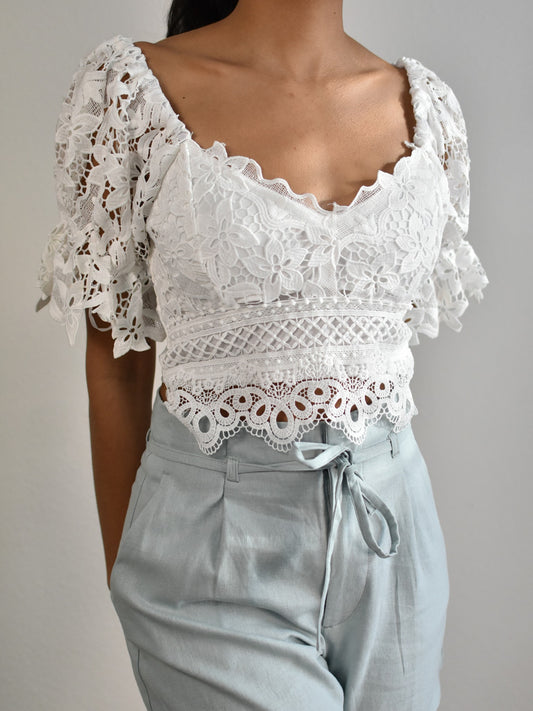 Blusa de encaje con mangas abullonadas de color blanco