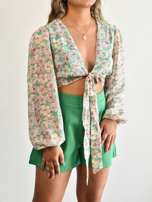 Conjunto de blusa y pantalones cortos con estampado floral verde