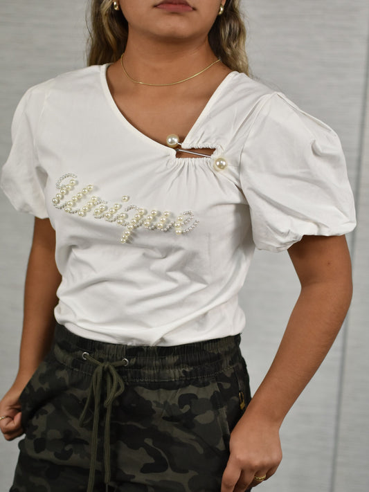 Blusa blanca con mangas abullonadas y perlas única