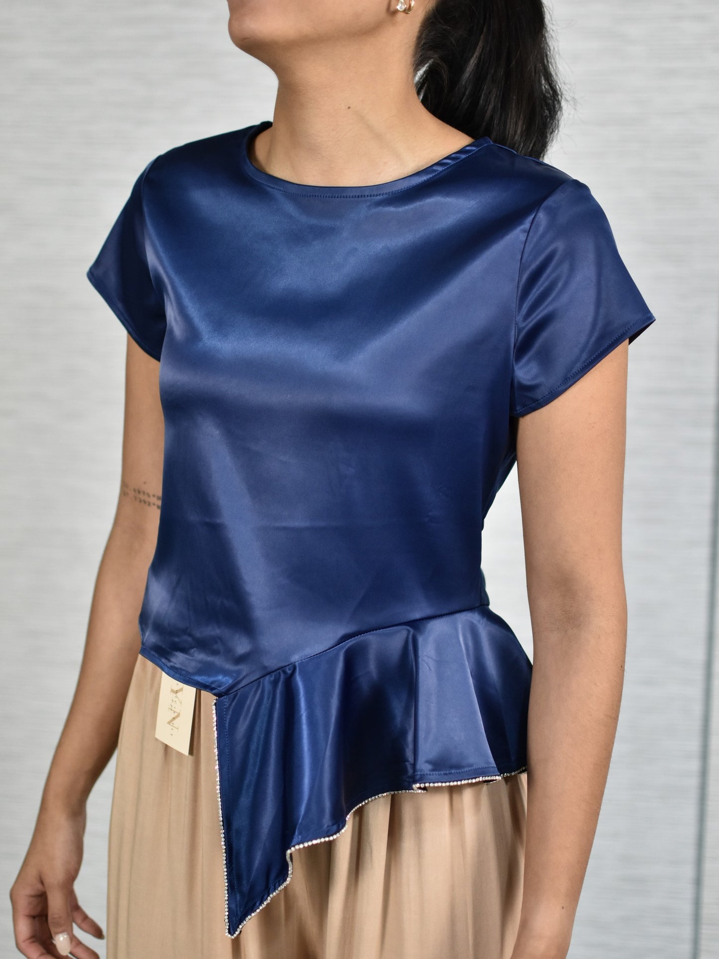 Blusa de satén azul marino