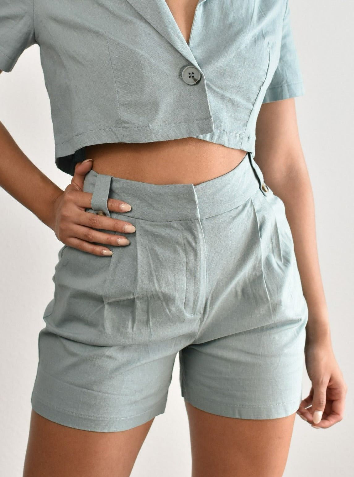 Pantalones cortos plisados de color verde menta