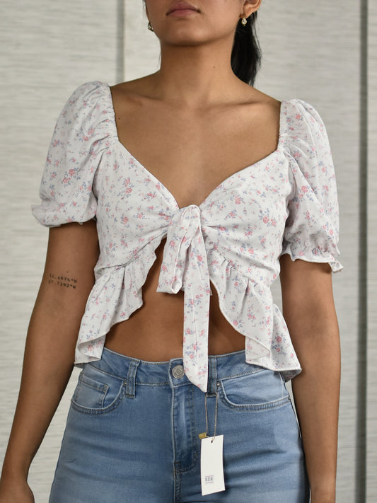 Blusa blanca con volantes y flores