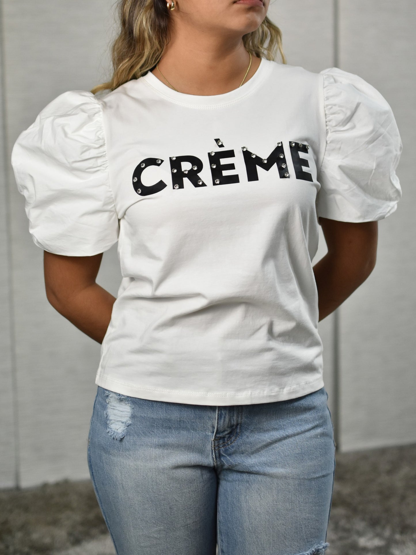 Blusa blanca con mangas abullonadas color crema