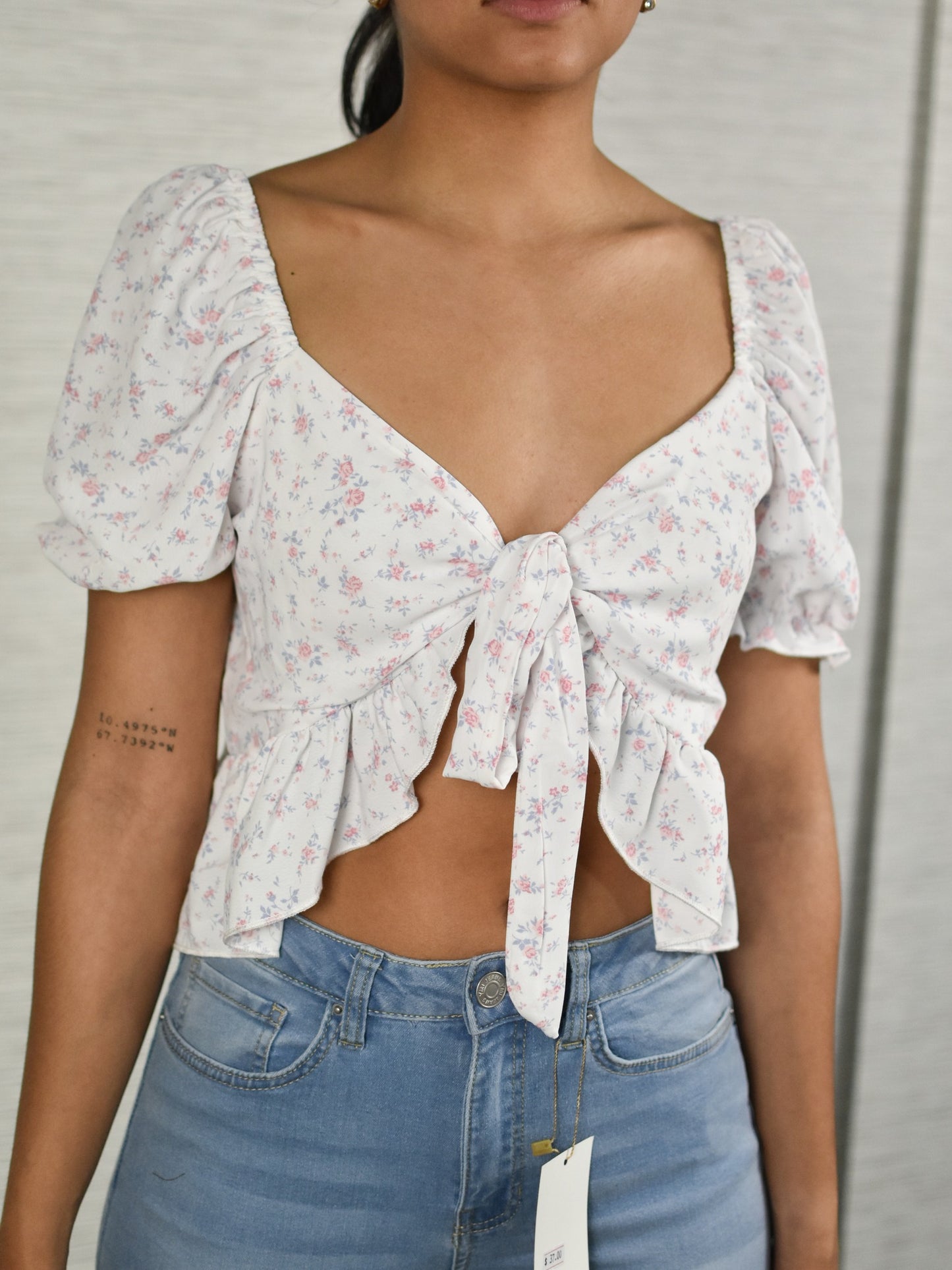 Blusa blanca con volantes y flores