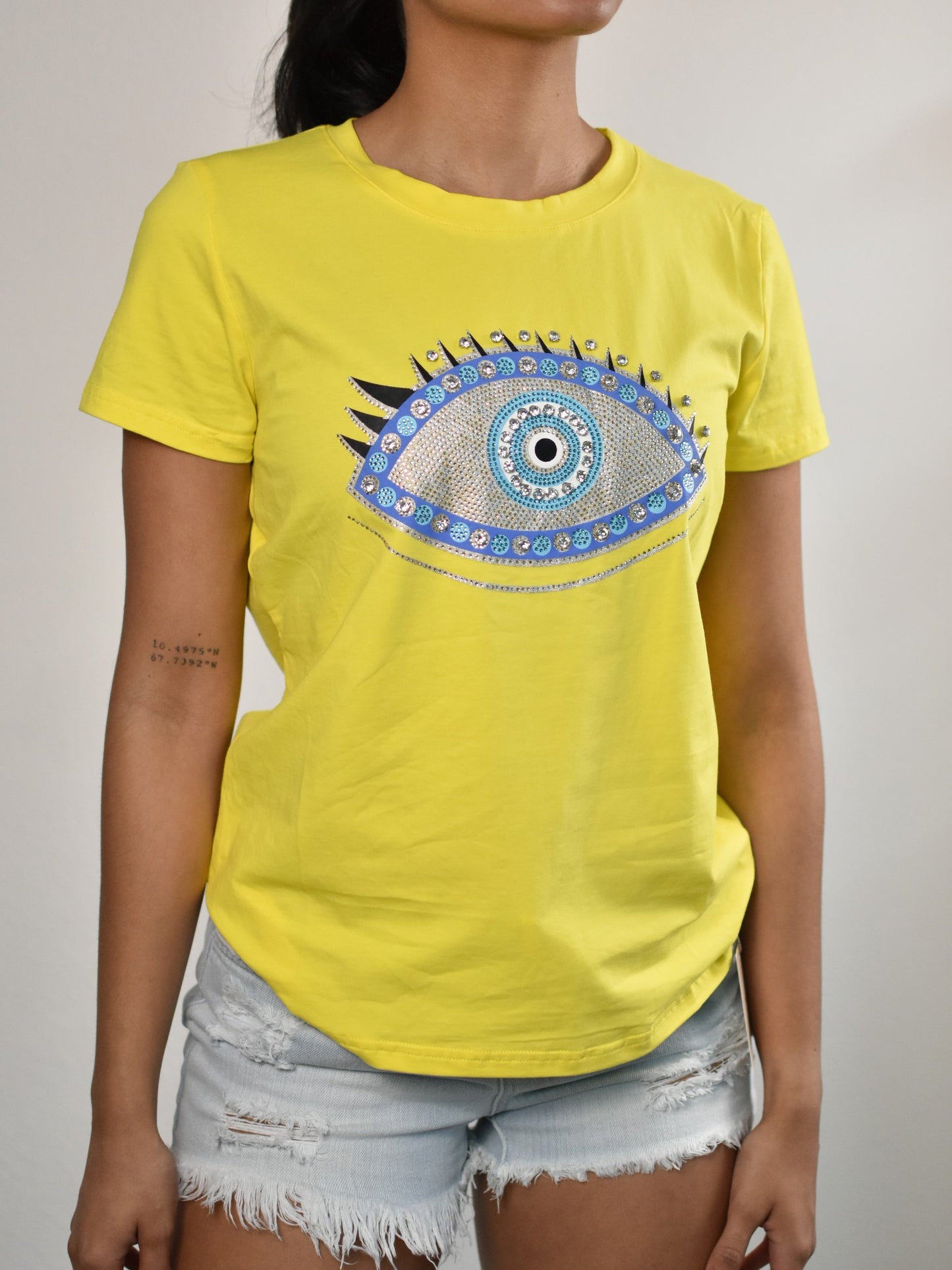 Camiseta amarilla con pedrería