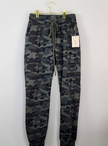 Pantalones cargo con estampado de camuflaje