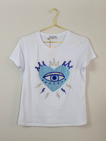 Camiseta blanca con diamantes de imitación en forma de ojo malvado