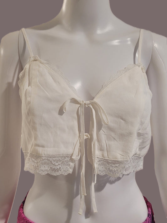 Top de encaje blanco con lazo