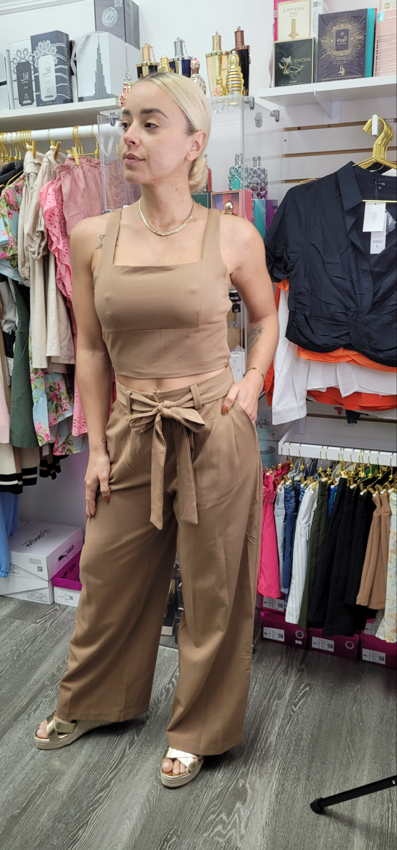 CONJUNTO TOP SIN MANGAS CON PANTALÓN PALAZZO