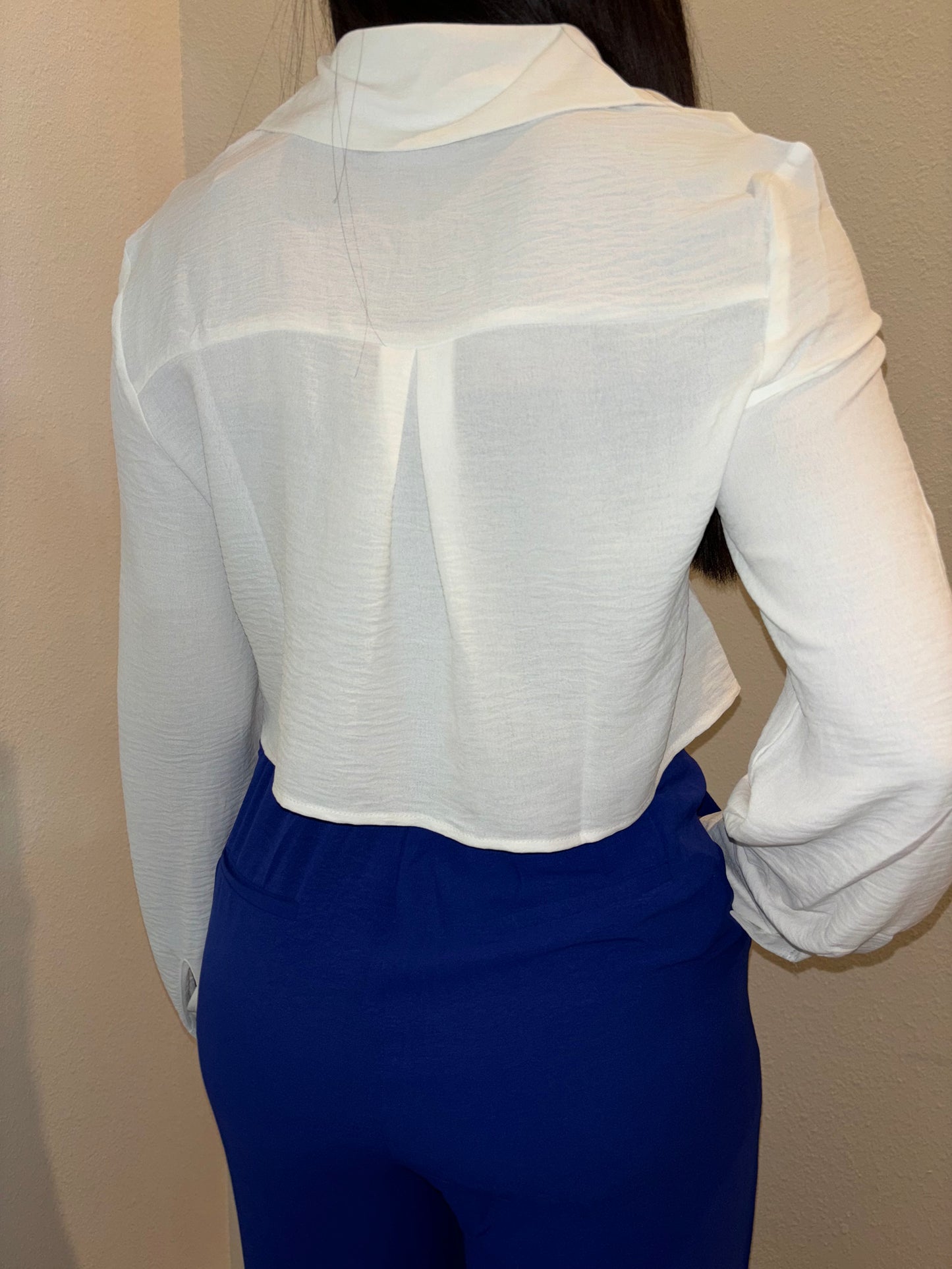 Blusa corta con botones y bolsillos