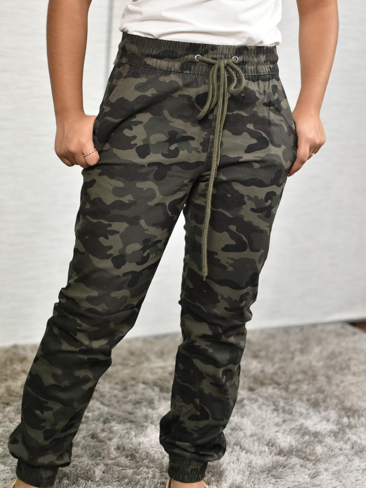 Pantalones cargo con estampado de camuflaje